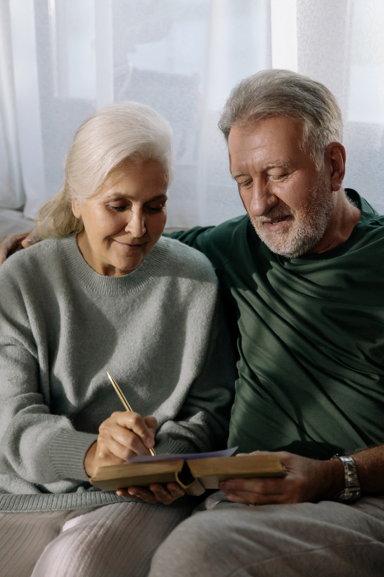 A senior couple discussing their retirement savings and social security benefits
